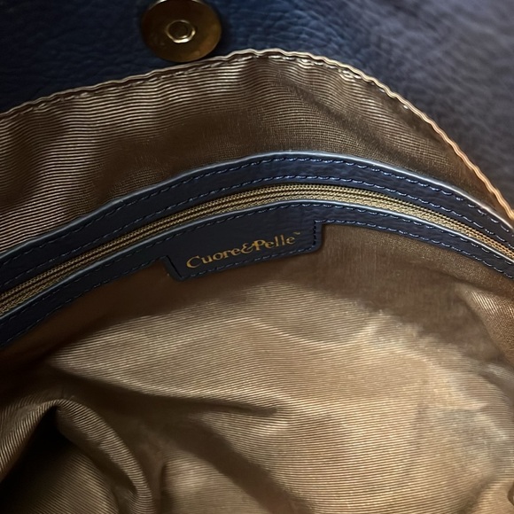 CUORE & PELLE 100% BLUE PEBBLED LEATHER HANDBAG WITH GOLD HARDWARE - Picture 10 of 16